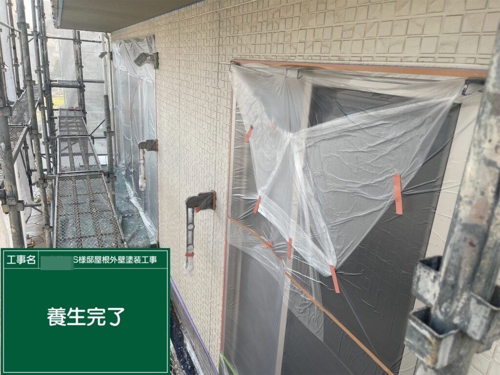 開口部に養生を設置します。